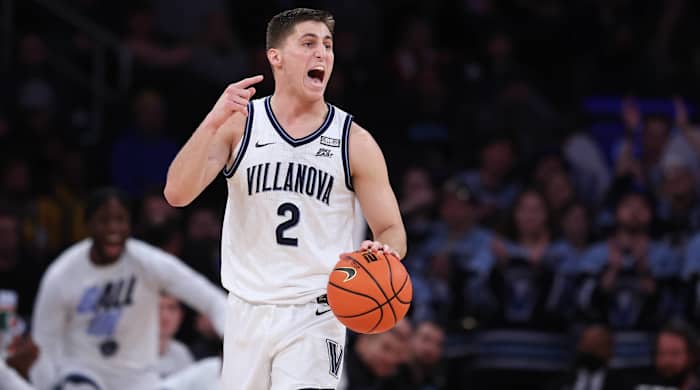 Collin Gillespie calls a play for Villanova vs. UConn
